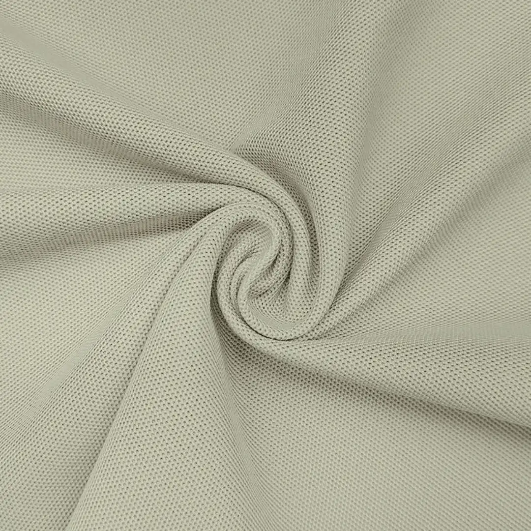 Kain Pique dengan tekstur berpori dan pola rajut khas untuk bahan kaos polo berkualitas.